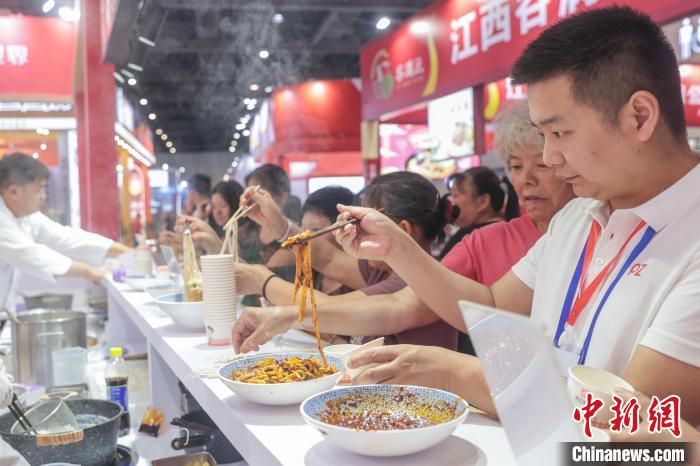 “嗦粉”經(jīng)濟火熱 中國多地“食力”出圈　中新社南昌